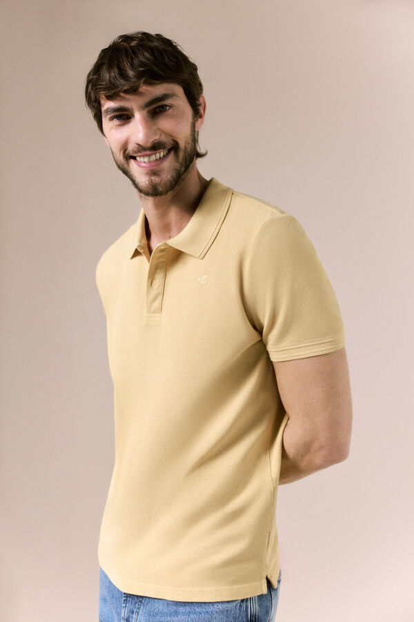 OOTO Polo b&aacute;sico piqu&eacute; lavado Dorado