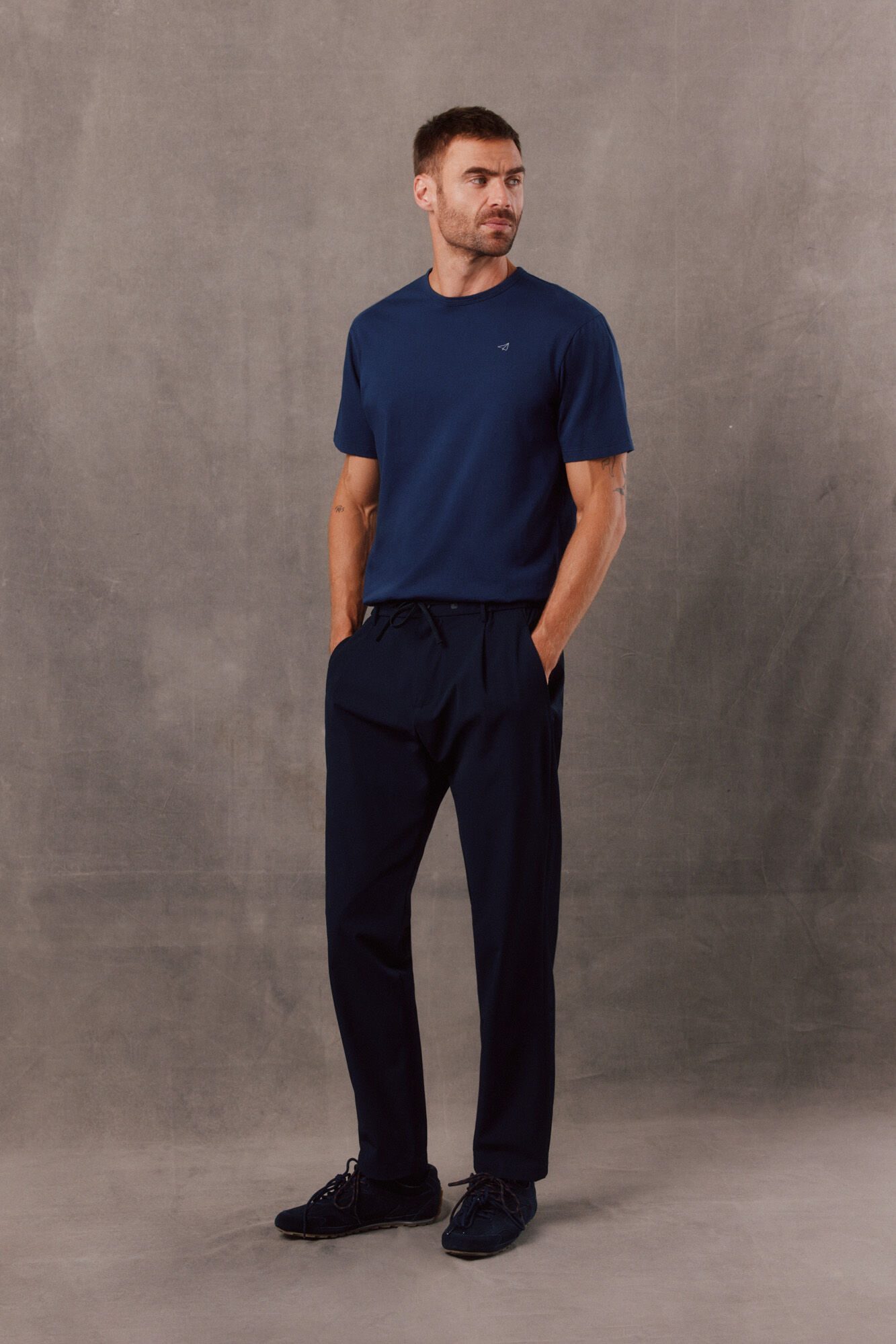 OOTO Jogger t&eacute;cnico con pinzas relaxed