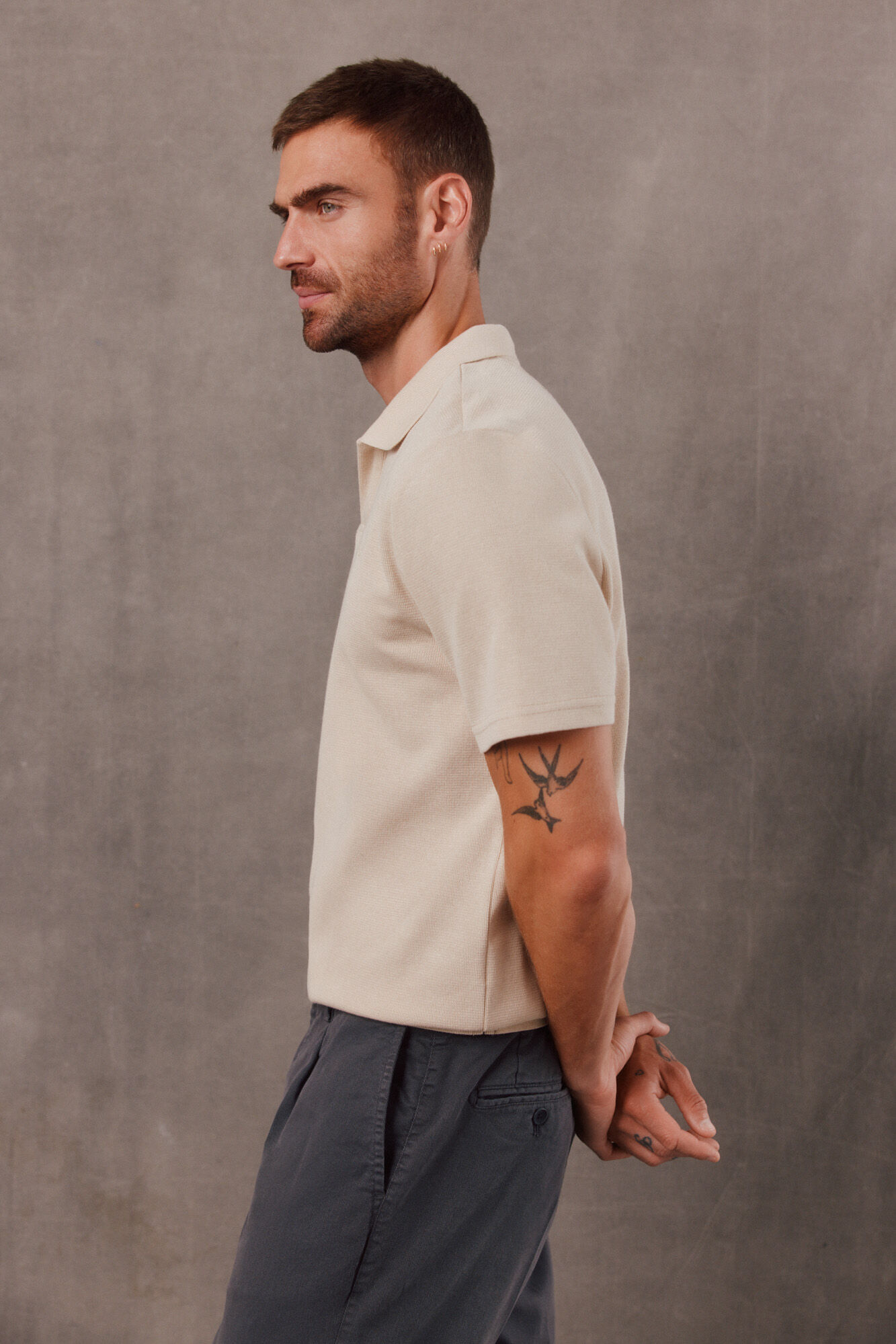 OOTO Polo textura cuello abierto Estampado beige