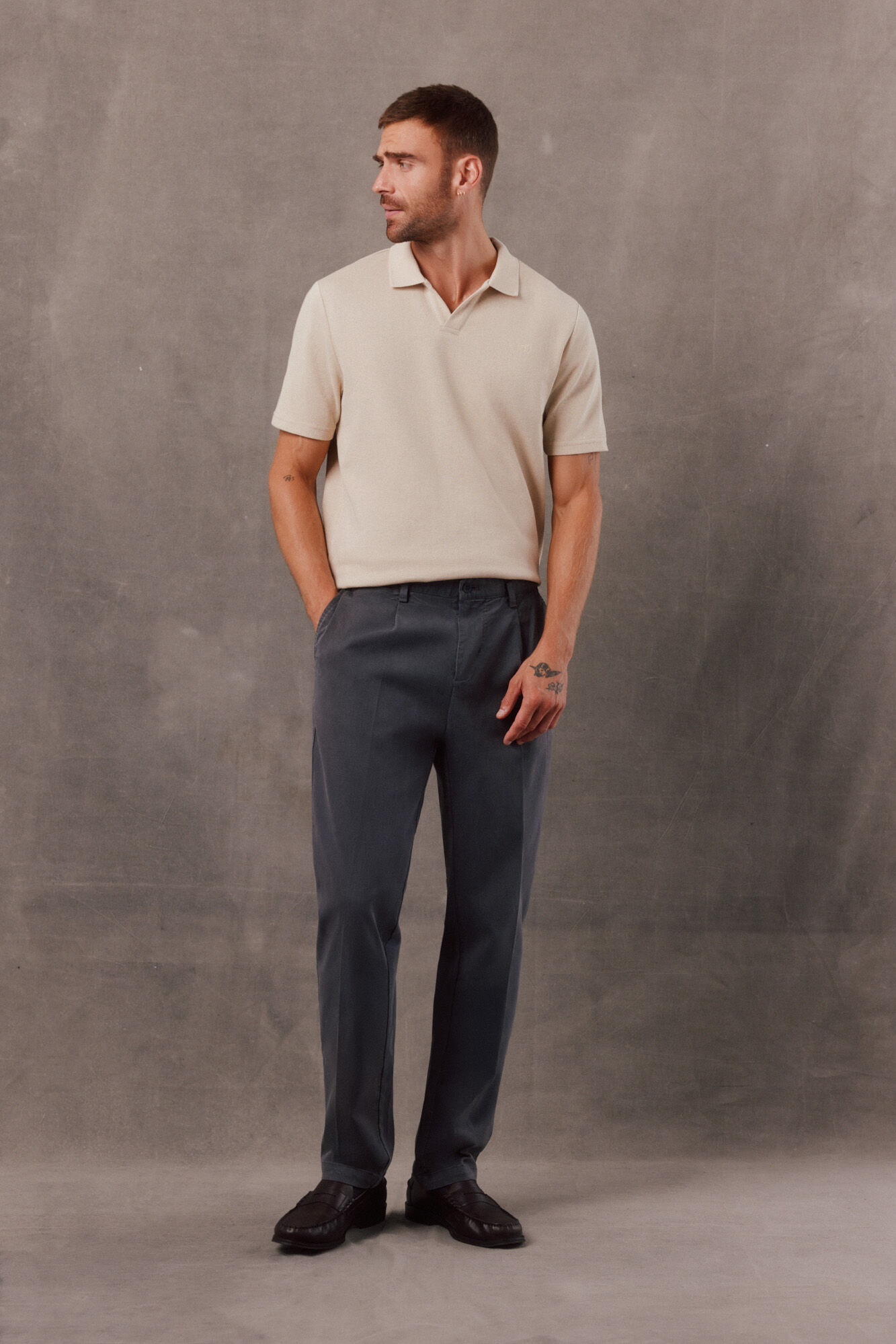 OOTO Polo textura cuello abierto Estampado beige