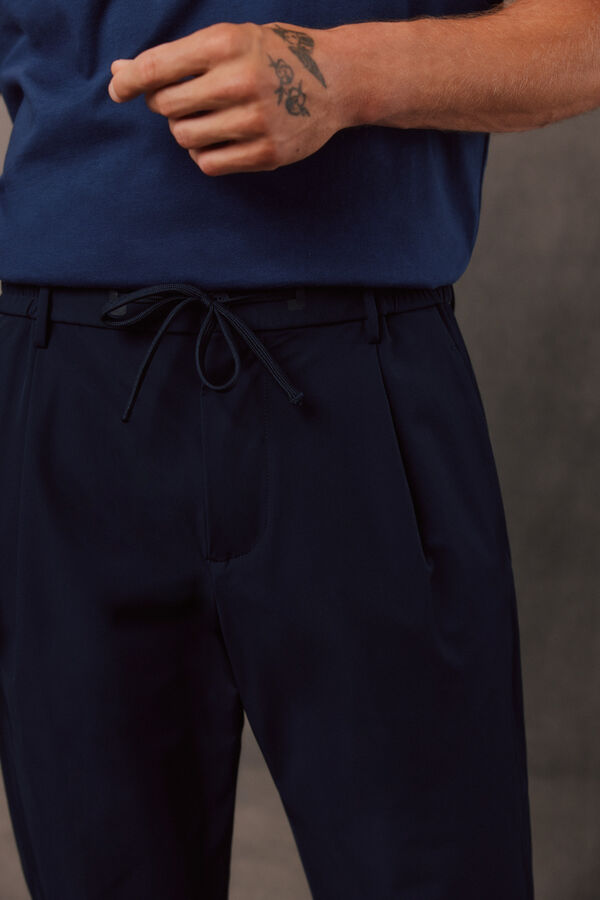 OOTO Jogger t&eacute;cnico con pinzas relaxed Azul marino
