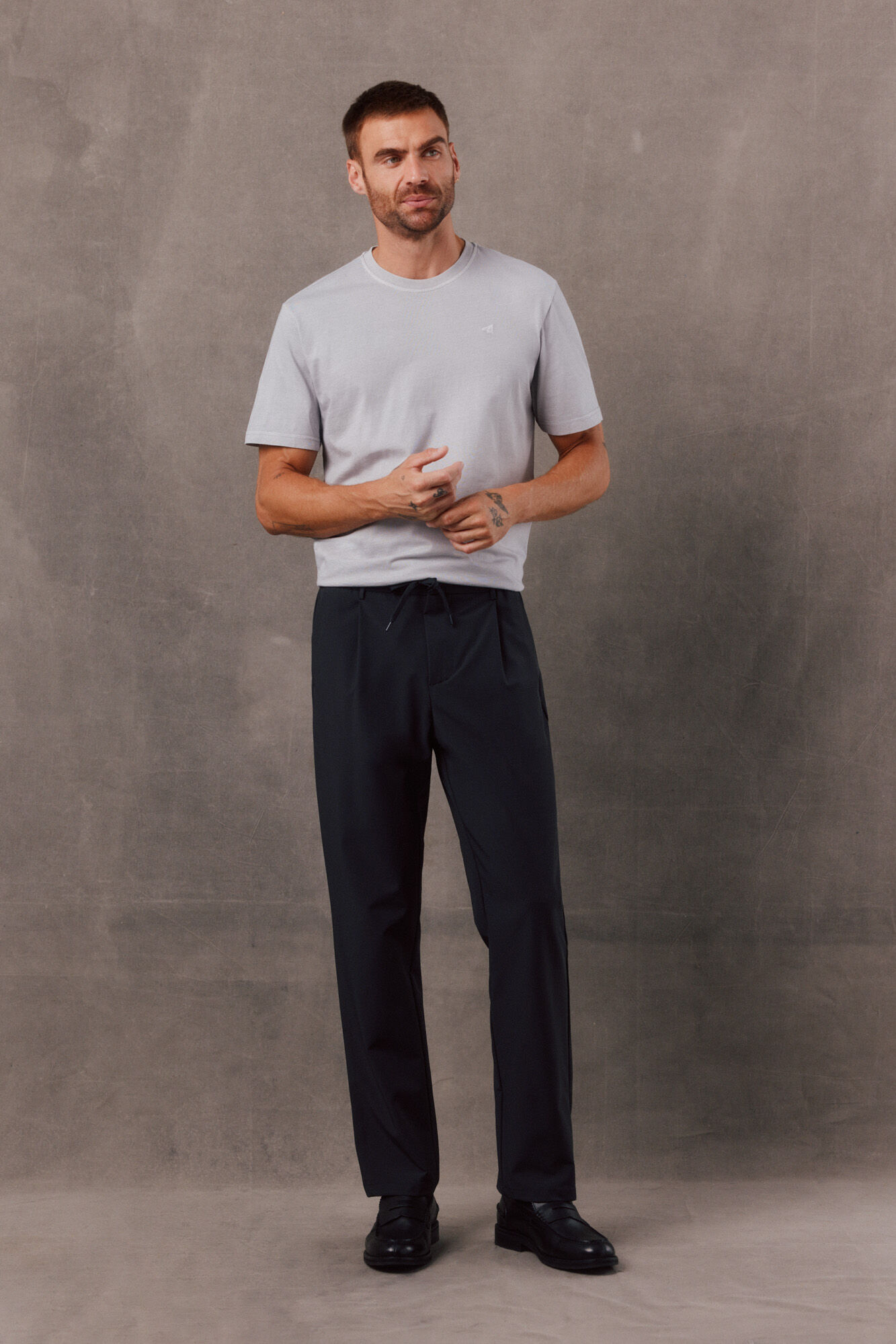 OOTO Jogger t&eacute;cnico con pinzas relaxed