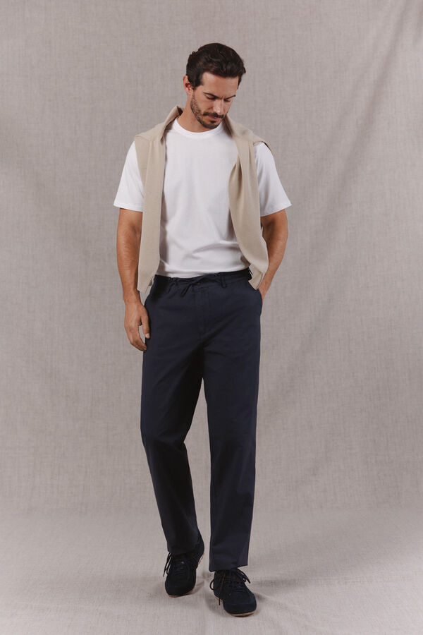Conjunto de chino y camiseta